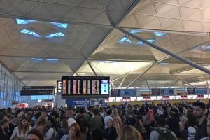 Departe de casă: 24 de adolescenţi din Oradea blocaţi pe un aeroport din Londra, după ce zborul spre Budapesta le-a fost amânat