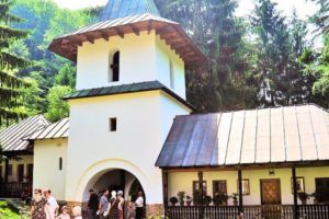 Veşminte preoţeşti produse la mânăstirea Robaia