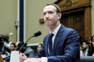 Acţionarii nu iartă: Investitorii Facebook vor să îl dea jos pe Mark Zuckerberg