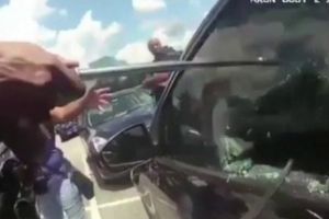 Fetiţă de un an, încuiată în maşină de bunică, pe caniculă