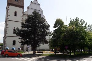 ”Unde-s doi puterea creşte: opoziţia s-a unit împotriva proiectului de modernizare a Pieţei Centrale”