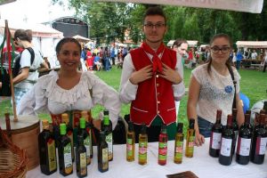 Bunătăţi şi frumuseţi de pe trei continente la târgul de artă populară (FOTO)