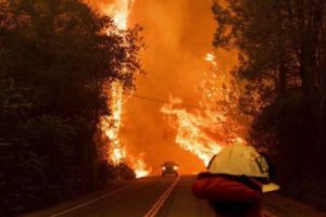 TORNADA DE FOC NU se mai OPREȘTE. Autorităţile din SUA se TEM pentru VIAȚA CETĂȚENILOR după ce DOI POMPIERI AU MURIT