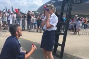 Emotionant. Cerere in casatorie la Bucharest International AIr Show. Protagonisti, doua cadre militare (video)