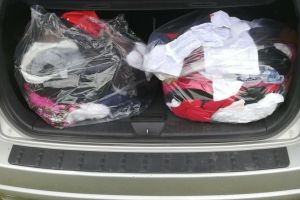 O femeie a primit acasă un colet cu gunoiul pe care l-a aruncat pe marginea drumului