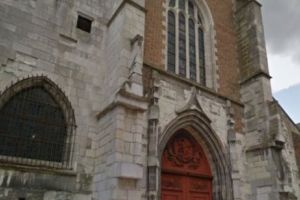 Poliţia din Orleans a găsit pulverizat „Allahu Akbar” pe un perete al bisericii Saint-Pierre du Matroi aflată în FLĂCĂRI. Nu este primul atac asupra unui lăcaş de cult catolic din Franţa