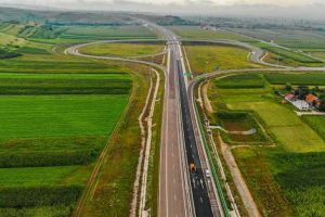 FOTO, VIDEO. Autostrada Sebeş-Turda, loturile 3 şi 4, pregătite pentru recepţia de luni. Sâmbătă s-au făcut ultimele marcaje
