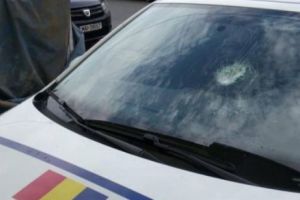 Maşină de poliţie LOVITĂ cu pietre de clanurile de ţigani
