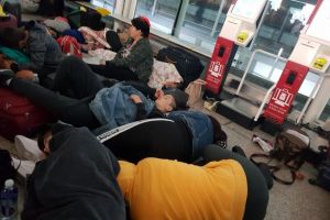 Vin acasă! Elevii care au rămas blocaţi pe un aeroport din Londra se vor întoarce la Oradea cu un autocar plătit de părinţi