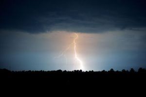 Români blocaţi pe un aeroport din Londra, din cauza furtunii. Sunt 25 de copii cu ei