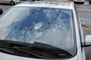 I-au nimerit! Parbrizul unei maşini de Poliţie a fost spart în timpul unei altercaţii între clanurile de romi din Aleşd (FOTO)