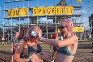 FOTO. Cele mai tari fotografii cu mesajele de la Electric Castle, realizate de un sătmărean