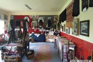 FOTO: Costume populare vechi, de 100 de ani şi legătura dintre om şi pământ, la expoziţiile etnografice din Beldiu, Căpud şi Peţelca. Autorităţile şi locuitorii din zona Teiuşului, păstrează viu sufletul satului
