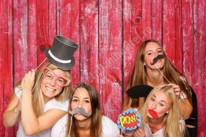 Petrecerea ta zâmbeşte cu cabina foto Zoombet! Vezi cum o poţi obţine gratis, la Casa Gurmandului