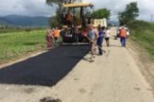 Se toarnă o peliculă de asfalt pe DJ 571B din Valea Almăjului! Vezi reacţiile oamenilor!