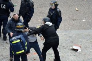 Preşedintele se prăbuşeşte în sondaje. Șeful echipei de SECURITATE a LOVIT un PROTESTATAR