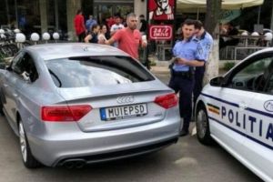 Şoferul maşinii cu „M…e PSD” s-a ales cu DOSAR PENAL! A păţit-o în Cetatea Olguţei
