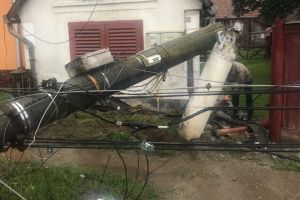 FOTO – Accident la Slimnic produs de un şofer beat – A rupt un stâlp cu maşina