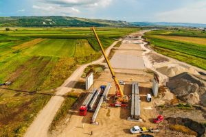 FOTO, VIDEO: Autostrada Sebeş-Turda: Progrese dezamăgitoare pe lotul 2. În zona Teiuş a fost adusă o macara de mare tonaj cu care se descarcă grinzile
