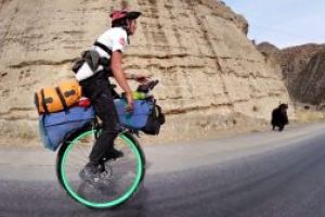 Primul om care a facut turul lumii pe un monociclu s-a intors acasa