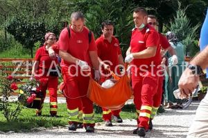 Un echipaj SMURD, la hramul manastirii Sfantul Dionisie din localitatea Gura Dobrogei. Cel mai probabil unui credincios varstinc i s-a facut rau 