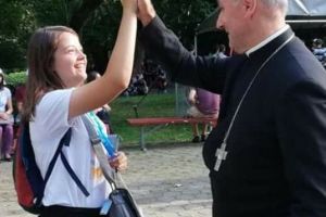 FOTO. Viral pe internet. Episcop surprins dând high five la Satu Mare