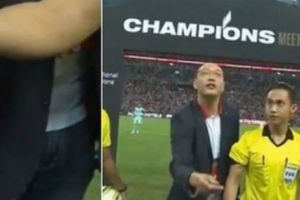 Caz UNIC în fotbal. Un arbitru nu a mai dat cu banul, ci cu cardul de credit | FOTO