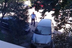 A fost sau n-a fost? Un poliţist local e acuzat de un orădean că n-a sancţionat un şofer care a blocat cu maşina intrarea într-o scară de bloc