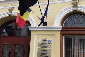 ASTAZI – PRIMARIA SFANTU GHEORGHE – DE ZIUA IMNULUI NATIONAL A ARBORAT STEAGUL DE DOLIU NATIONAL PE PRIMARIE – INSTITUTIE ROMANEASCA