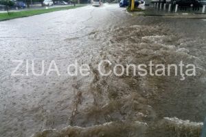 Mai multe zone din Constanta, inundate. Care este situatia in oras. RAJA intervine in zonele afectate
