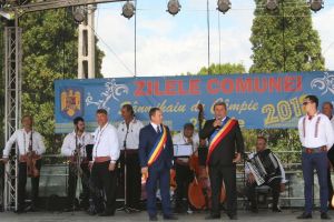 Oaspeţi din Basarabia la Zilele comunei Sânmihaiu de Câmpie. S-a împletit iar cununa grâului (FOTO)