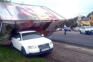 Din cauza furtunii, o prismă publicitară a căzut peste un Audi în Băile Felix (FOTO)