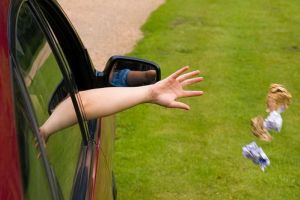 I-a dat o lecţie: O româncă a primit un colet de 11 kilograme cu gunoiul pe care l-a aruncat pe marginea drumului