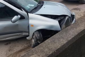 FOTO. Accident la Galda de Sus: O maşină s-a izbit de structura de beton de pe marginea drumului după o explozie la un pneu