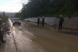 Inundaţii, doborâri de copaci după o ploaie torenţială