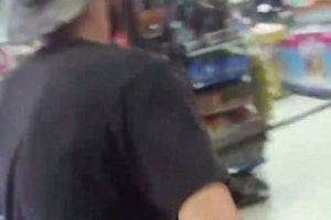 Un tânăr a mers la cumpărături cu ALIGATORUL! Ce i s-a îmtâmplat după aceea va ţine minte toată viaţa