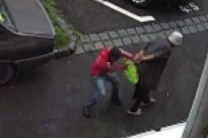 VIDEO / Batrana jefuita in plina zi de doi tigani / Politia doarme!