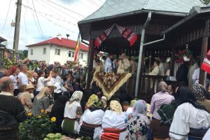 Doi ierarhi din Diaspora au slujit la Spermezeu, comună din care multă lume e plecată în străinătate