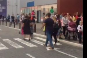 VIDEO Stare de alertă la Shopping City Sibiu – Oamenii evacuaţi din magazine
