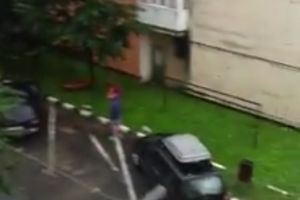 Maşini avariate la Târgu-Cărbuneşti de un acoperiş de bloc smuls de vânt