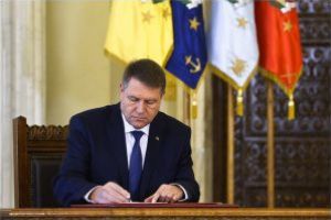 Iohannis atacă la CCR legea privind presemnalizarea prin panouri a maşinilor de poliţie cu radar