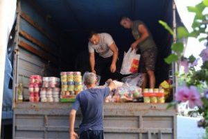 2,5 tone de alimente şi produse de igienă, donate bihoreni pentru covăsnenii afectaţi de inundaţii
