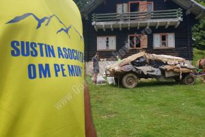 FOTO: Zeci de voluntari au făcut curăţenie în cabana Leaota, pe care vor să o redea turismului