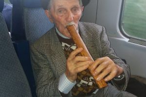 Are 90 DE ANI, un talent DEOSEBIT şi o poveste care te va impresiona (FOTO)