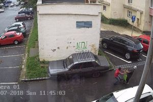 VIDEO Tânărul filmat în timp ce a tâlhărit o bătrână la Braşov a fost prins