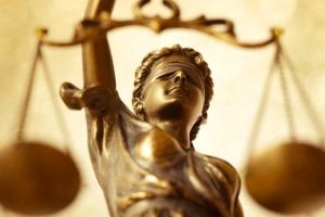 SCHIMBĂRI MAJORE ÎN SĂLILE DE JUDECATĂ – PROCURORII ALĂTURI DE AVOCAȚI