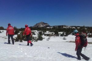 Trei persoane, dintre care o femeie de 72 de ani, blocate pe Jepii Mici