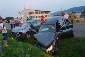 Doi tineri au ajuns la spital, după ce un şofer băut a pătruns cu maşina pe contrasens