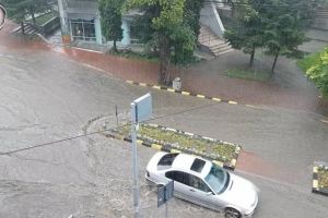 Străzile şi trotuarele din centrul Sucevei, acoperite de apele revărsate din cer