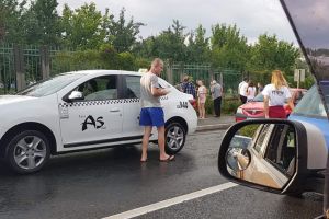 Copil lovit pe trotuar de un şofer neglijent